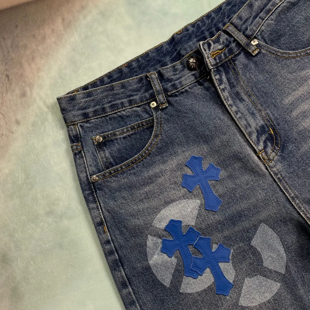 🅿️280 🔘Style No.-KL135 🔘Cro Heart𝐂𝐡𝐫𝐨𝐦𝐞 𝐇𝐞𝐚𝐫𝐭 Sanskrit limited edition graffiti printed cross patch leather jeans* These pants are unique in the selection of fabrics, using thick beaded canvas, which is inherently tough and textured. Subsequently, it undergoes heavy washing. This complex process is like casting magic on the fabric. After being put on the body, it not only feels softer to the touch, but also presents a richer and unique texture. The texture soars straight up, and you can feel its extraordinary quality every time you touch it. At the same time, the washed beaded canvas has excellent breathability. No matter when you wear it, you will never feel hot and stuffy, and you will always stay dry and comfortable. In terms of pattern design, the pants use three-dimensional cutting technology. This is not an ordinary cutting method, but an all-round and precise cutting based on the shape changes of the human body in various postures. As a result, the trousers are exceptionally tall and straight, and can perfectly fit the leg lines. Whether standing upright or walking freely, they can show a neat and cool posture, greatly modify the leg shape, and highlight the elegance of the wearer. The details highlight the high quality and unique charm of these pants. The hardware is customized from ZP. Its quality is extraordinary, its glossiness and durability are far superior to ordinary hardware. Every buckle is smooth and smooth, and it will not fade or wear out after long-term use. The customized small leather label is uniquely designed. It is a small piece of leather label, but it incorporates the designer's ingenuity. The patterns and textures on it are exquisite and delicate, highlighting the high-end tone of the brand. The workmanship of the trousers is exquisite, and every line is neatly and carefully arranged. Whether it is the trousers seam, splicing, or pocket edges, they are all handled extremely well. From the overall design to the details, they adhere to the concept of simplicity and elegance, showing the beauty of the details vividly.  Size: S M L XL (28.30.32.34) Color: Blue